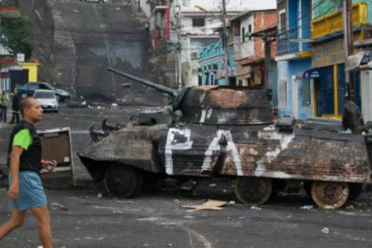 
	San Crist&oacute;bal: &nbsp;um grupo protesta pacificamente com bandeiras e panelas, bloqueando de forma intermitente a circula&ccedil;&atilde;o de ve&iacute;culos e sob o slogan &quot;Estudantes!&quot;
 (AFP)