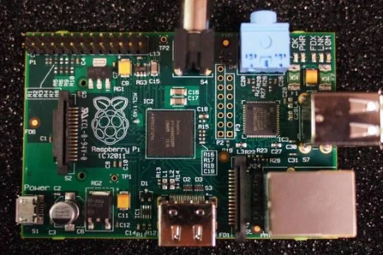 Computador possui processador de 700 Mhz, 128 megabytes de RAM, cartão SD para armazenamento, porta USB e uma porta HDMI (Creative Commons)