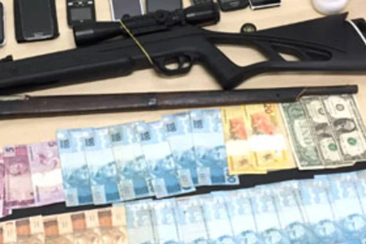 
	Pol&iacute;cia apreendeu dois quilos de maconha, um de coca&iacute;na, R$ 5 mil reais em esp&eacute;cie al&eacute;m de armas e celulares
 (Divulgação/Polícia Civil)