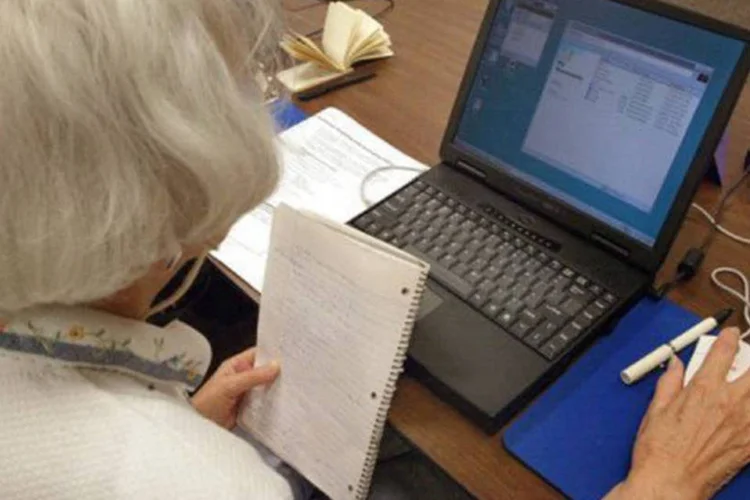 
	Idosa usa computador: em outubro, p&uacute;blico de 55 a 64 anos foi ao computador em m&eacute;dia 48 vezes no m&ecirc;s, enquant faixa de 12 a 17 anos somou 20 sess&otilde;es por pessoa
 (Tim Boyle/Getty Images/AFP)
