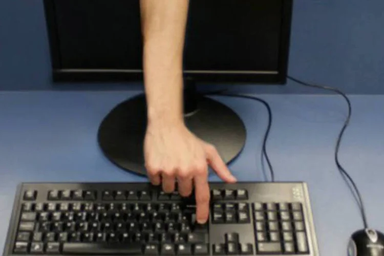 
	Invas&atilde;o de computador: o n&uacute;mero de pessoas que usam alguma ferramente de preven&ccedil;&atilde;o caiu de 79,8% para 65,4% neste ano
 (Marcos Santos / USP Imagens)