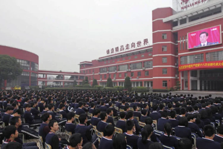 
	Estudantes do ensino m&eacute;dio assistem Hu Jintao,ex-presidente chin&ecirc;s: 300 milh&otilde;es de abortos foram feitos no pa&iacute;s entre os anos 70 e 2010
 (REUTERS/China Daily)