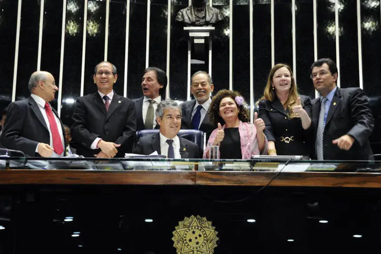 Senador Jorge Viana (PT-AC) comunica a aprovação da PEC que estabelece indenização de R$ 25 mil e aumenta o valor da pensão dos chamados "soldados da borracha" (Moreira Mariz/Agência Senado)