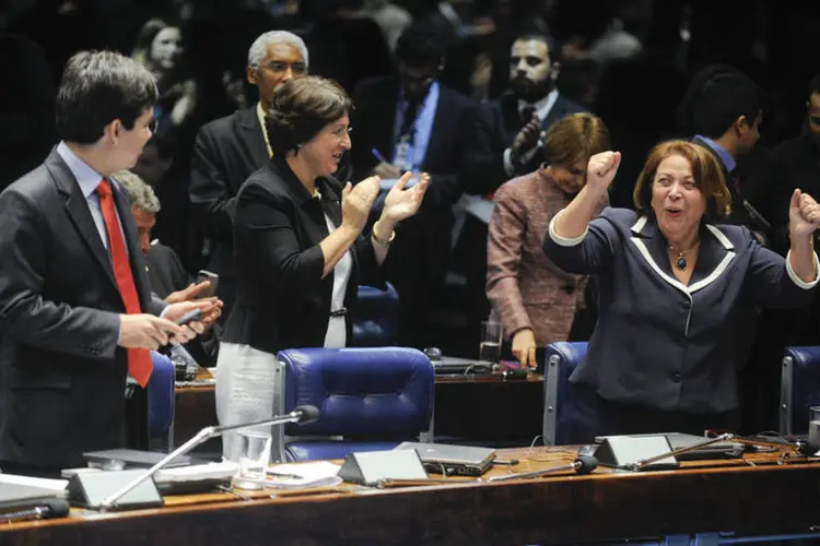 Senadores Randolfe Rodrigues (PSOL-AP) e Ana Rita (PT-ES) observam a ministra Ideli Salvatti, que comemora a aprovação da chamada PEC do Trabalho Escravo (Moreira Mariz/Agência Senado)