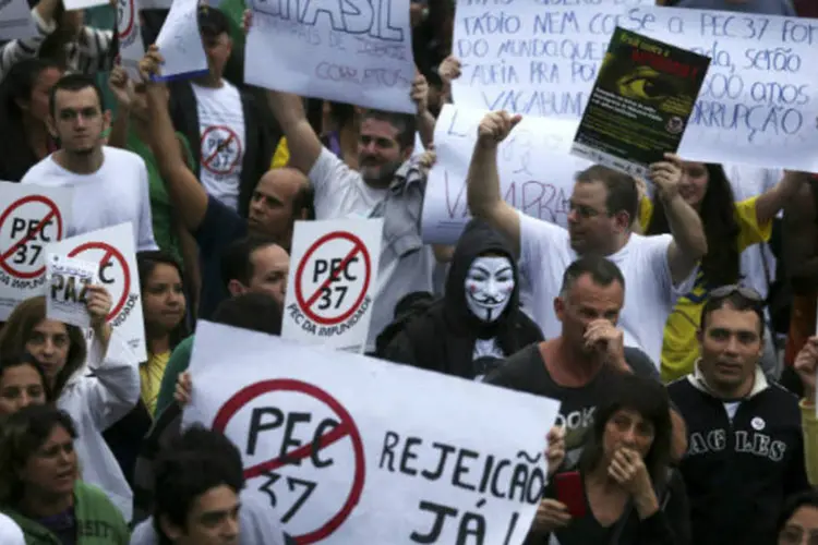 Cerca de 2 mil pessoas se reuniram no Rio de Janeiro em protesto contra a PEC 37, que diminui o poder de investigação do Ministério Público (REUTERS/Pilar Olivares)
