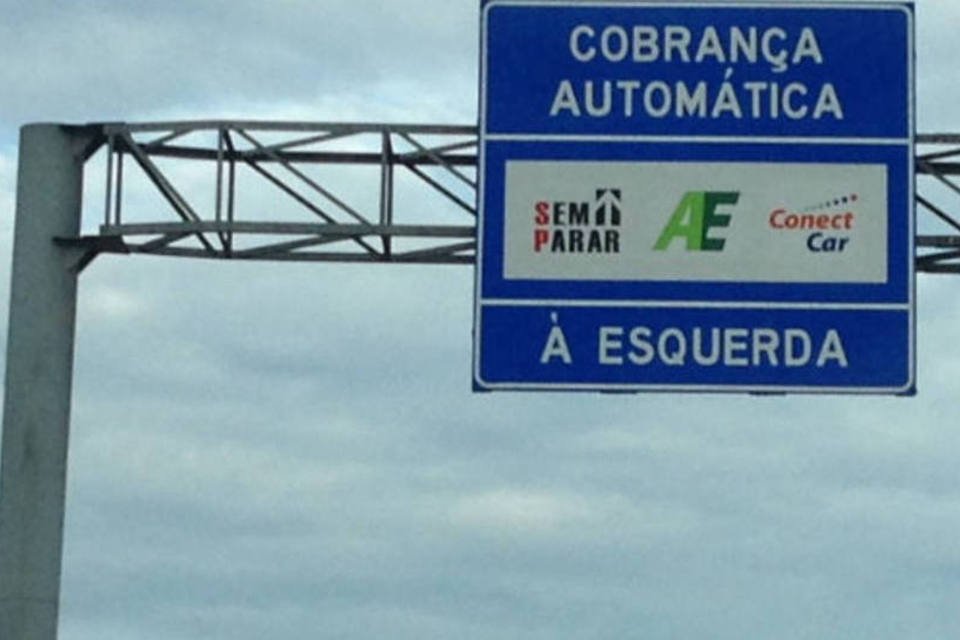 Placa de pedágio indica cabines que disponibilizam serviço de pagamento eletrônico (Divulgação)