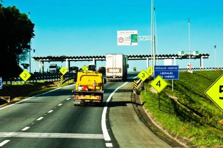 
	Nat&aacute;lia Marcassa, secret&aacute;ria do Minist&eacute;rio dos Transportes: &quot;Seria um tipo de PPP (parceria p&uacute;blico-privada) patrocinada, onde a empresa n&atilde;o faz grandes interven&ccedil;&otilde;es, nem duplica&ccedil;&otilde;es, e cobraria um ped&aacute;gio bem mais barato que em uma concess&atilde;o tradicional&quot;
 (Divulgação/Autopista Fernão Dias)