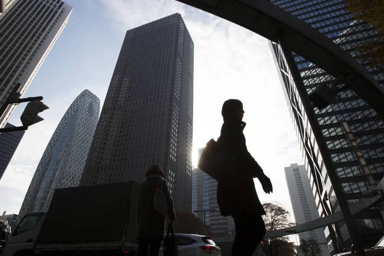 Pedestre em Tóquio, no Japão: país começou nesta semana um grande experimento (Tomohiro Ohsumi/Bloomberg)