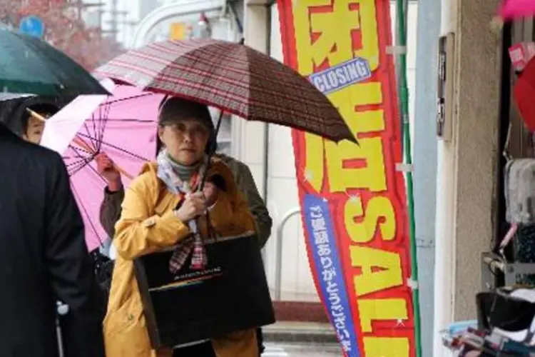 Pedestres caminham por rua de Tóquio: dívida pública do Japão, terceira economia mundial, é superior a 200% do PIB, uma das mais elevadas dos países desenvolvidos (Yoshikazu Tsuno/AFP)