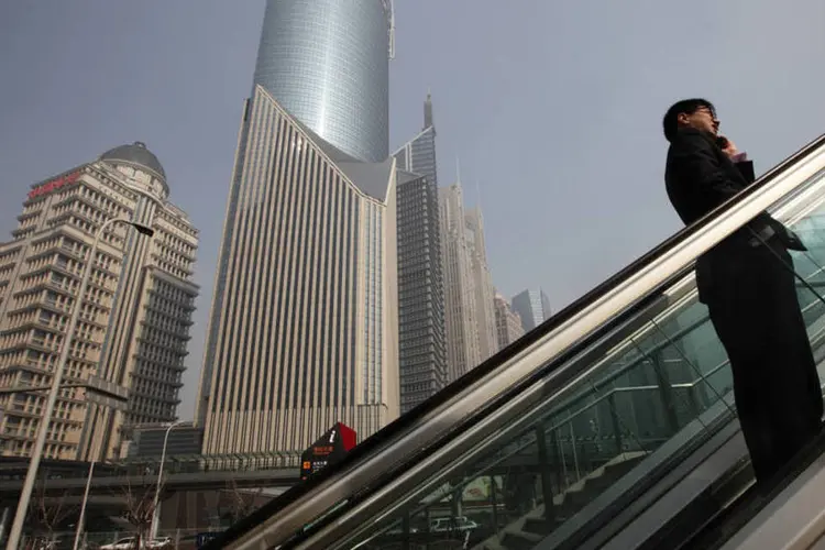 Pedestre em escada rolante em Xangai: a China depende demais de crédito para crescer (Tomohiro Ohsumi/Bloomberg)