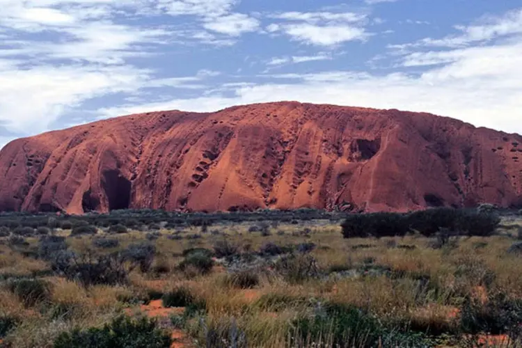 
	Pedra Ayers, em Uluru, Austr&aacute;lia: , a decis&atilde;o vai ajudar o povo Anangu a refor&ccedil;ar os la&ccedil;os com suas pr&aacute;ticas culturais tradicionais
 (Wikicommons / Australien-Links)