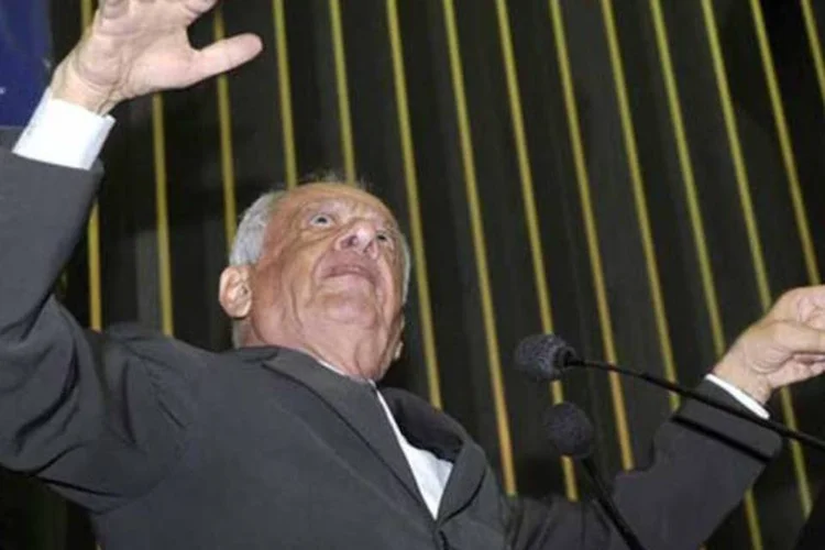 Pedro Simon: "Ela (Ideli) é lutadora, brava, gosta de bater boca, de discutir, ela é para ser líder do governo, para brigar pelas coisas, mas coordenadora política, costurar, debater?" (José Cruz/ABr)