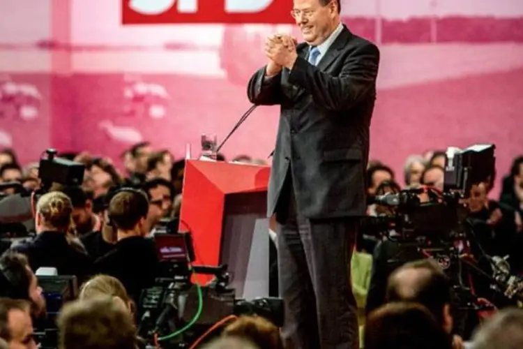 
	Peer Steinbr&uuml;ck, expoente do Partido Social-Democrata da Alemanha (SPD):&nbsp;&quot;j&aacute; disse ontem: a bola est&aacute; com a senhora Merkel&quot;
 (Carsten Koall/Getty Images)
