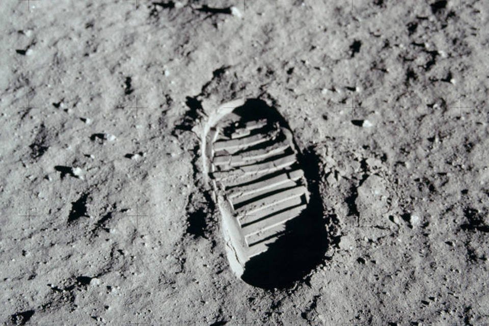 
	Pegada deixada por astronauta na Lua: guardadas as devidas propor&ccedil;&otilde;es, o homem sabe como sobreviver na Lua, aprendizado da viv&ecirc;ncia na Esta&ccedil;&atilde;o Espacial Internacional
 (Nasa)