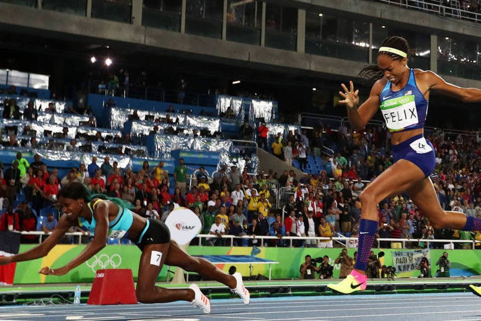 Em final incrível dos 400m, atleta dá "peixinho" e leva ouro