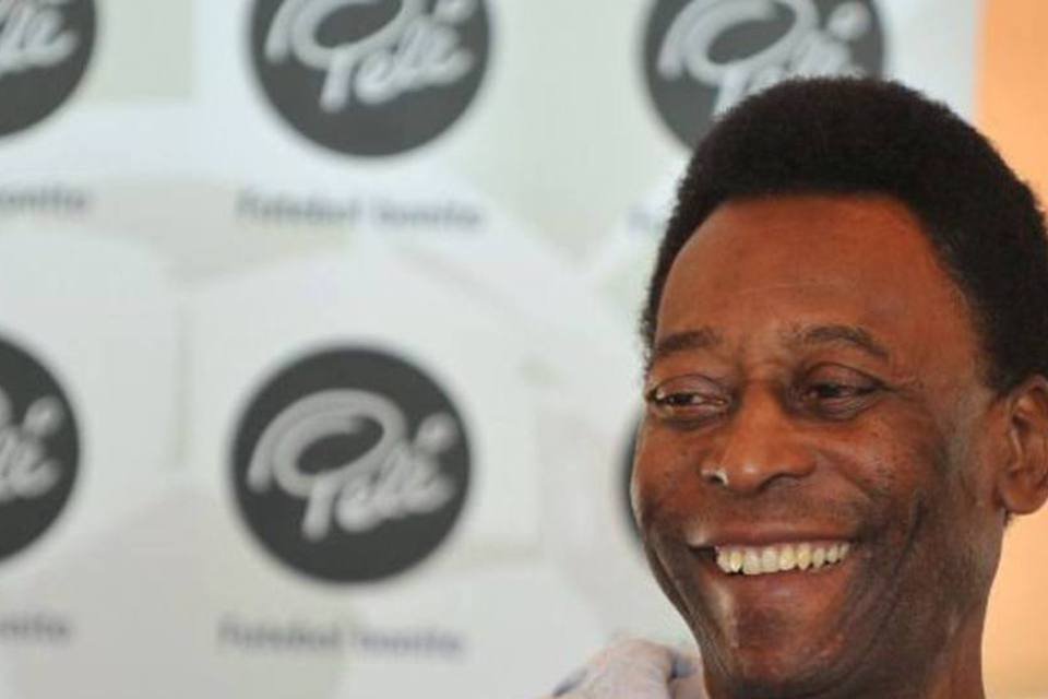 Emocionado, Pelé recebe alta do hospital após cirurgia