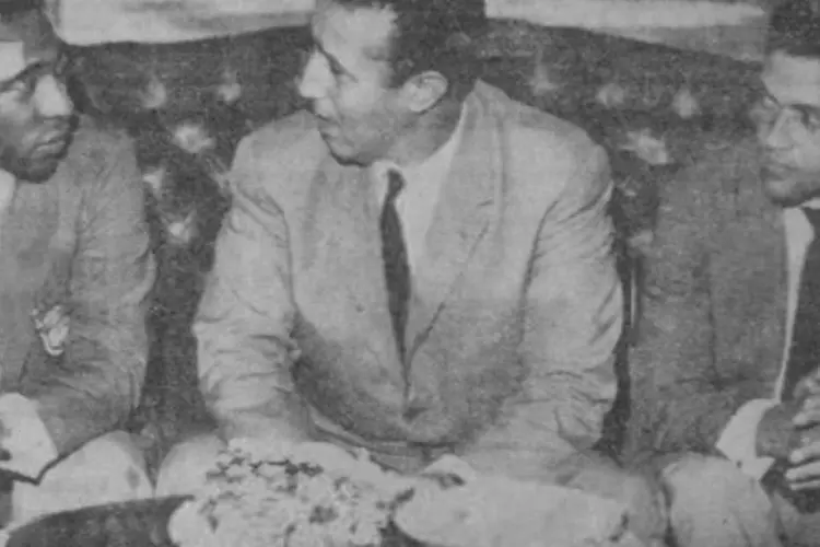 Pelé e Garrincha com o então presidente argelino Benbella (Creative Commons)