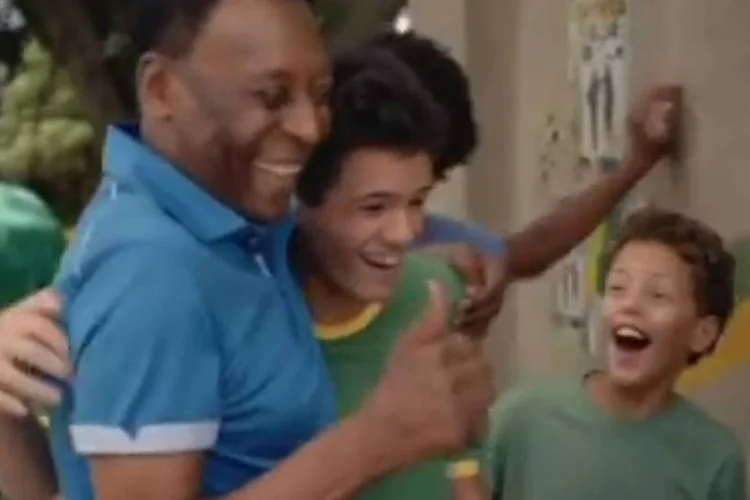 Carrefour traz Pelé em campanha da Copa: ex-jogador será astro de dois filmes da rede que serão veiculadas em todo o país (Reprodução/YouTube/carrefourbrasil)