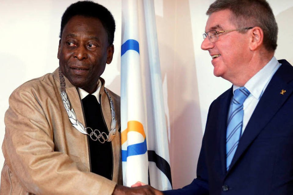 Pelé recebe Ordem Olímpica do presidente do COI