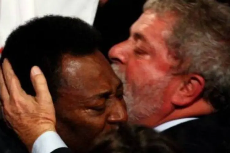 Lula abraça Pelé após anúncio do Rio de Janeiro como sede das Olimpíadas de 2016 (.)