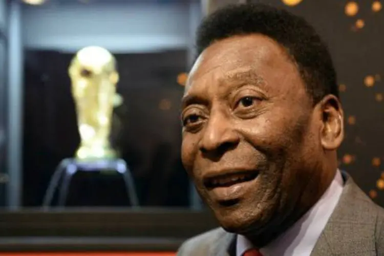 
	Pel&eacute;: o ex-jogador est&aacute; l&uacute;cido, conversando e est&aacute;vel do ponto de vista hemodin&acirc;mico e respirat&oacute;rio
 (Franck Fife/AFP)