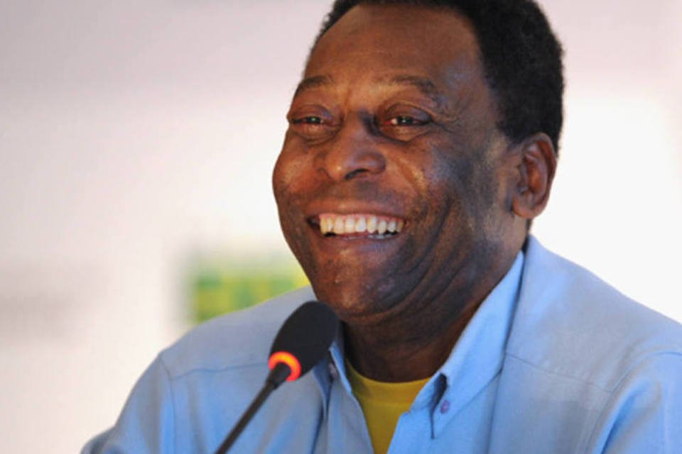 Em repouso, Pelé recebe a visita de Joseph Blatter