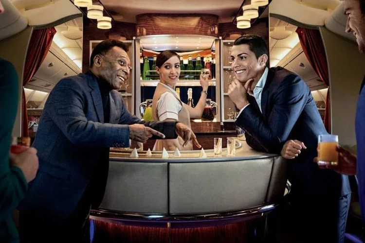 Pelé e Cristiano Ronaldo em comercial da Emirates (Reprodução/Youtube/Emirates)
