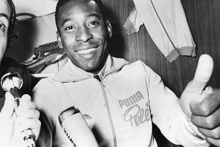 Aos 20 anos, Pelé, campeão mundial na Suécia em 1958 e ainda jogador Santos, teria valor de mercado de R$ 236 milhões (Getty Images/Central Press)