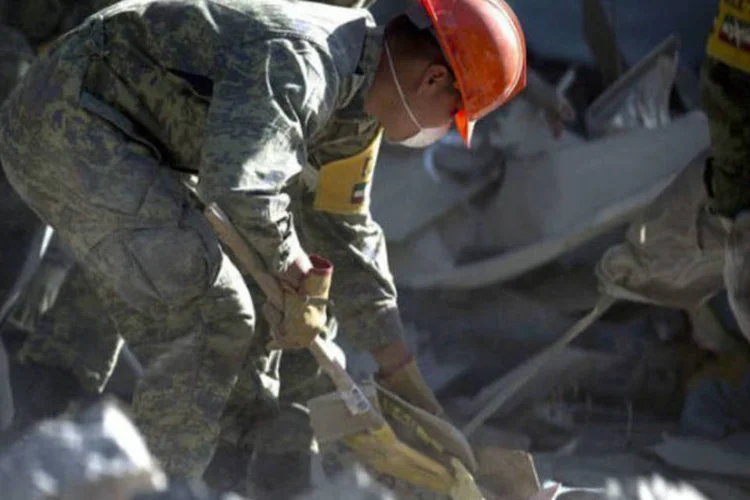Soldado mexicano remove destroços da explosão no prédio da Pemex na Cidade do México (AFP/ Yuri Cortez)