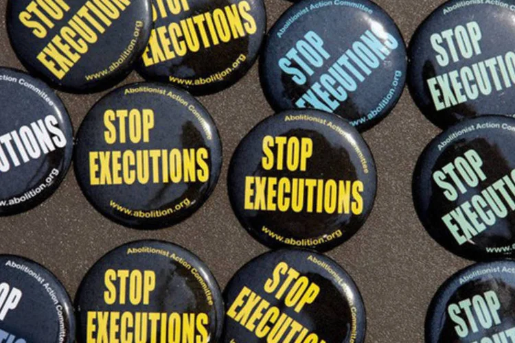 
	Broches com a frase &quot;Parem com as execu&ccedil;&otilde;es&quot; em frente &agrave; Suprema Corte americana, em Washington: o n&uacute;mero de condena&ccedil;&otilde;es ficou em 78 neste ano, contra 315 em 1996 (Chip Somodevilla/AFP)