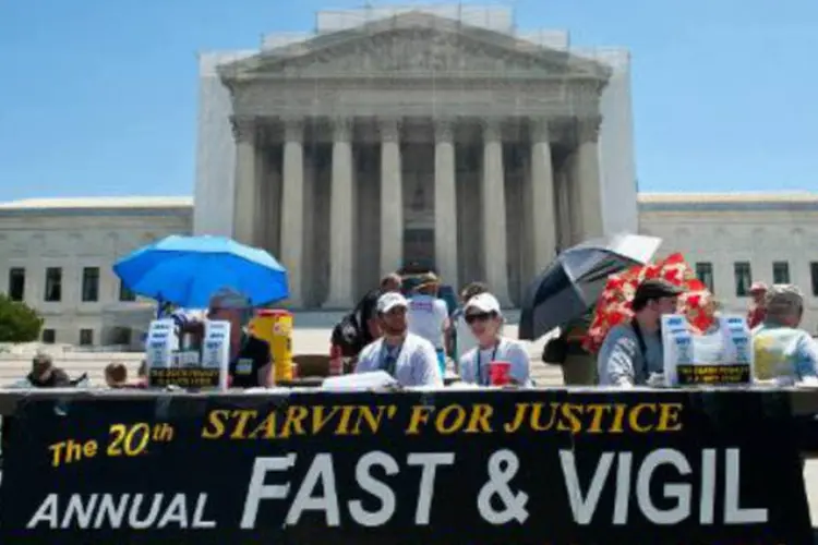 
	Protesto contra a pena de morte em Washington: Glenn Ford, de 64 anos, &eacute; afro-americano e estava no corredor da morte desde 1984
 (Nicholas Kamm/AFP)