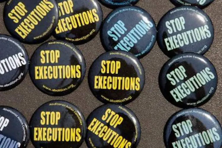 Broches da campanha contra a aplicação da pena de morte nos Estados Unidos (Chip Somodevilla/AFP)
