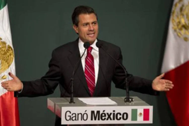 
	Pe&ntilde;a Nieto discursa ap&oacute;s a divulga&ccedil;&atilde;o dos primeiros resultados: o partido de Pe&ntilde;a Nieto reconheceu a&nbsp;&quot;exemplar participa&ccedil;&atilde;o dos cidad&atilde;os na organiza&ccedil;&atilde;o e vigil&acirc;ncia do pleito&quot;
 (Yuri Cortez/AFP)