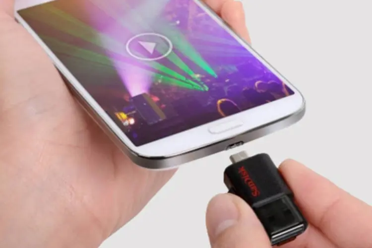 Pen-drive para Android da SanDisk: Ultra USB Drive tem um conector USB 2.0 e outro microUSB, que é padrão em smartphones e tablets com sistema Android (Divulgação/SanDisk)