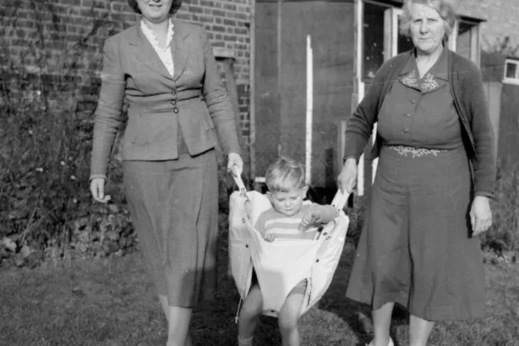
	Mulheres com crian&ccedil;a em 1956: em um futuro pr&oacute;ximo, crian&ccedil;as podem deixar de ser o principal foco dos fabricantes de fraldas
 (Weir/Stringer/Getty Images)