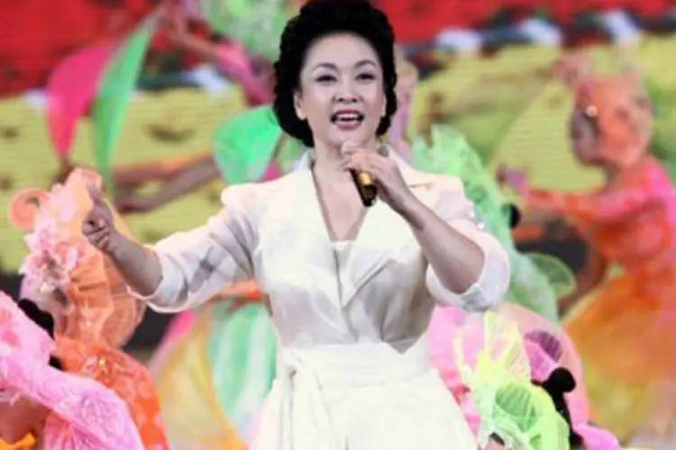 
	A cantora chinesa Peng Liyuan se apresenta em uma celebra&ccedil;&atilde;o em Pequim em setembro de 2009: ela ser&aacute; uma primeira-dama at&iacute;pica
 (Imaginechina/AFP)