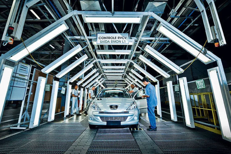 
	F&aacute;brica da Peugeot Citro&euml;n: a montadora francesa aposta na rea&ccedil;&atilde;o das vendas
 (Germano Luders/Exame)