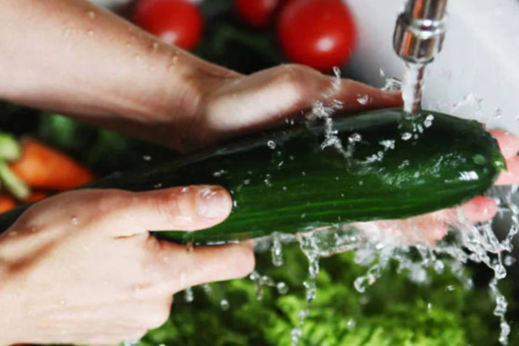 
	Mulher lava hortali&ccedil;as : em todas as regi&otilde;es as mulheres se alimentam com mais frutas e hortali&ccedil;as do que os homens
 (Joern Pollex/Getty Images)