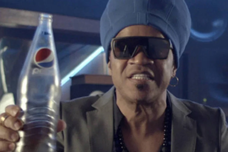 Comercial da Pepsi : nova embalagem é mais econômica e destinada ao consumidor que busca o menor preço pela mesma qualidade (Reprodução/YouTube)