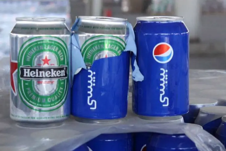 Farsa na Arábia Saudita: latas de Heineken estavam cobertas com rótulo falso de Pepsi (Reprodução)