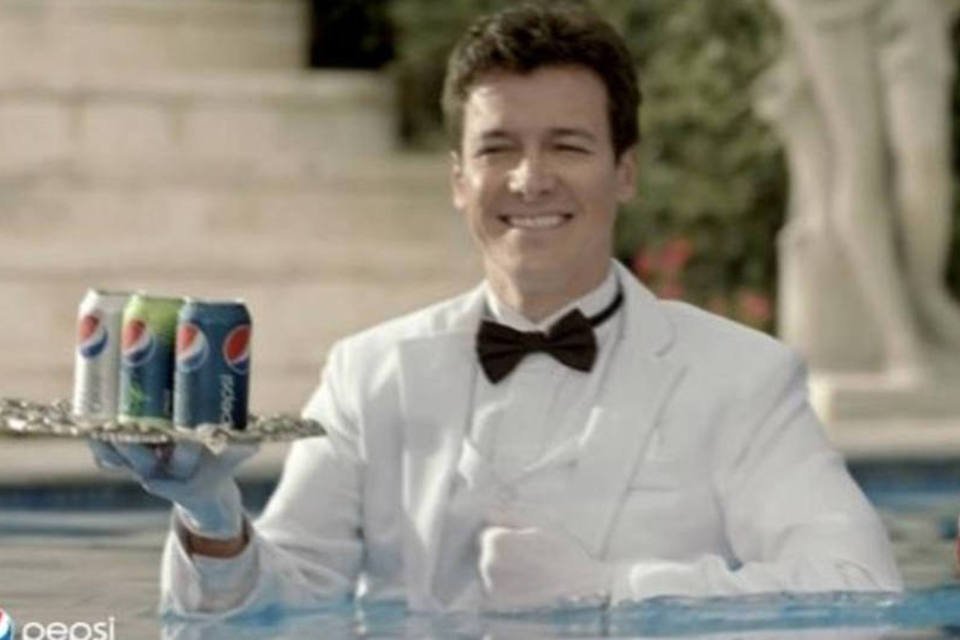 Rodrigo Faro é garçom e comandante em novos filmes da Pepsi