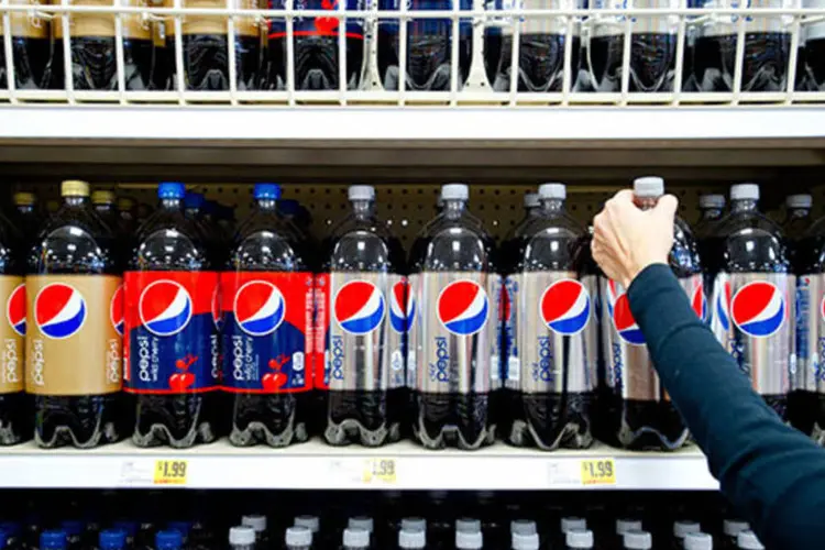 
	Pepsico: receita tamb&eacute;m caiu para US$ 11,86 bilh&otilde;es, pressionada pelo enfraquecimento de moedas estrangeiras em rela&ccedil;&atilde;o ao d&oacute;lar.
 (Chris Rank/Bloomberg)