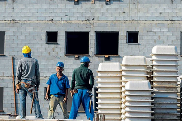 
	Oper&aacute;rios em constru&ccedil;&atilde;o: varia&ccedil;&atilde;o da receita &eacute; explicada principalmente pela menor evolu&ccedil;&atilde;o das obras no per&iacute;odo
 (Alexandre Battibugli / VOCÊ S/A)
