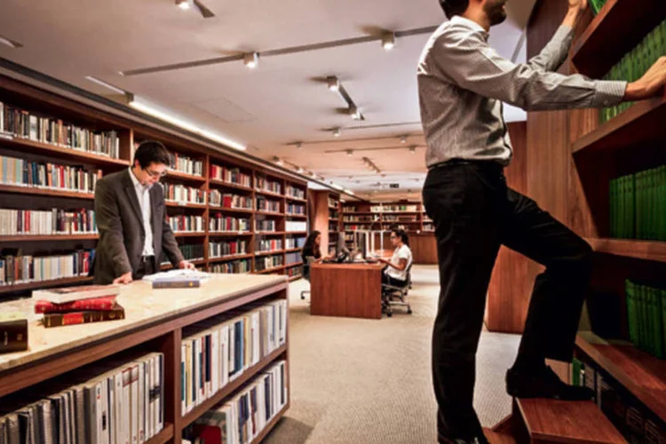 Biblioteca Profº Cid José Sitrângulo, que hoje conta com mais de 6.000 obras jurídicas e literárias (Omar Paixão / VOCÊ RH)