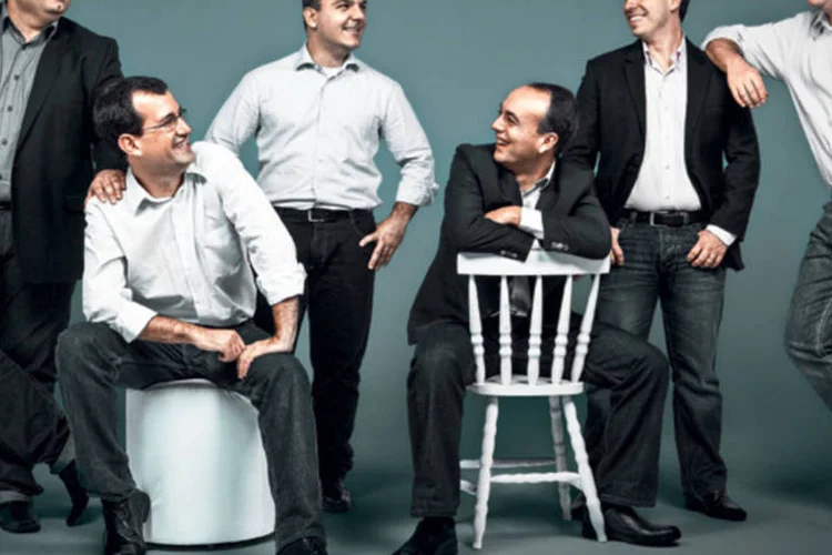 O empreendedor Leonardo Orsi (na cadeira) com os gestores Fábio Sá, Alexandre Marques, Edson Cabral, Carlos Mota e César Palmieri, do i9: a empresa mantém uma escola de líderes (Fabiano Accorsi)