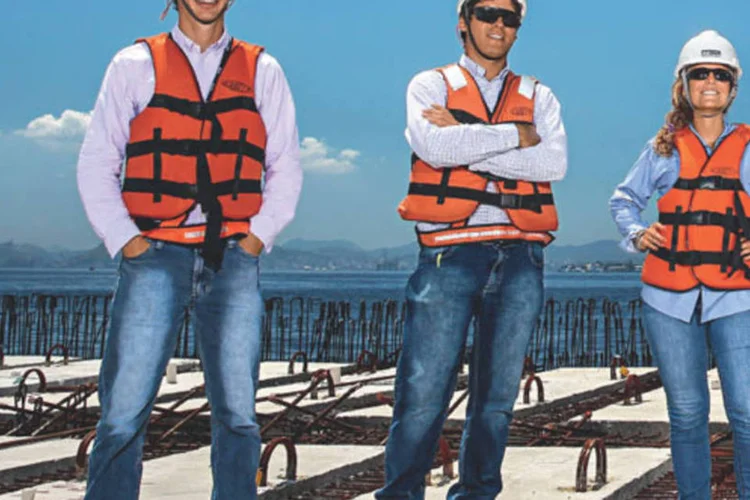 Jovens profissionais da Andrade Gutierrez, em obra da empresa no Rio de Janeiro: a construtora oferece três programas de seleção e formação para obter o melhor time  (André Valentim / VOCÊ RH)