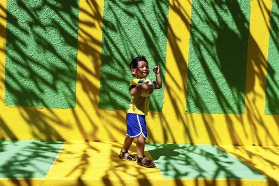 Criança brasileira comemora sua primeira Copa do Mundo