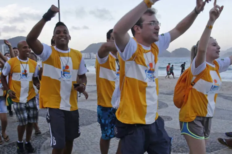 
	Peregrinos dan&ccedil;am na praia de Copacabana, no Rio de Janeiro: os peregrinos s&atilde;o jovens egressos do Paquist&atilde;o, da Serra Leoa e da Rep&uacute;blica Democr&aacute;tica do Congo
 (REUTERS/Sergio Moraes)