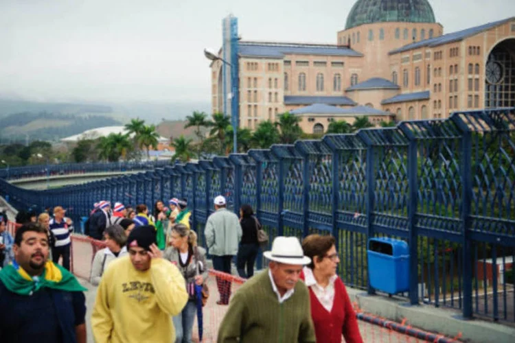 Peregrinos à espera do papa Francisco caminham em áreas que dão acesso à basílica do Santuário Nacional de Nossa Senhora Aparecida, em Aparecida (SP) (Marcelo Camargo/ABr)