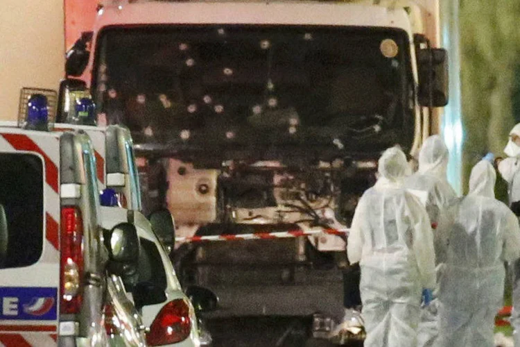 
	Peritos examinam caminh&atilde;o que atropelou centenas de pessoas em Nice, na Fran&ccedil;a
 (Eric Gaillard/Reuters)